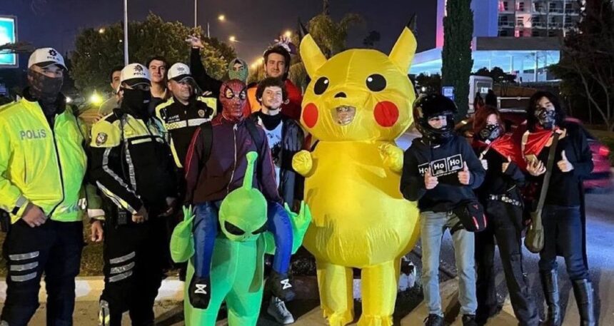 Eylemci Pikachu polisle beraber poz verdi