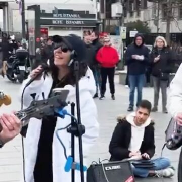 Fatma Turgut, Beşiktaş’ta kendi şarkısını söyleyen sokak müzisyenlerine eşlik etti