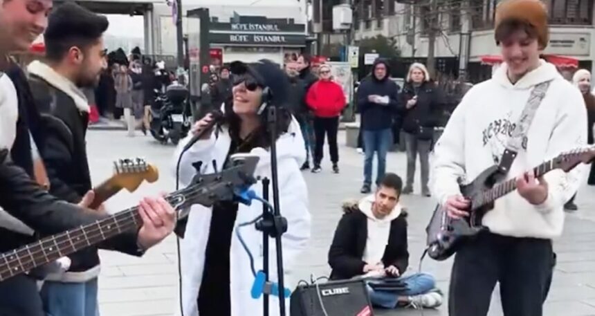 Fatma Turgut, Beşiktaş’ta kendi şarkısını söyleyen sokak müzisyenlerine eşlik etti