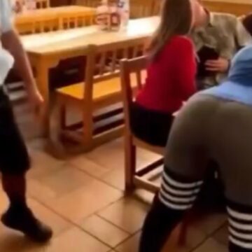 Garsonlar yemeğini bitirmeyen müşteriyi sopayla dövüyor