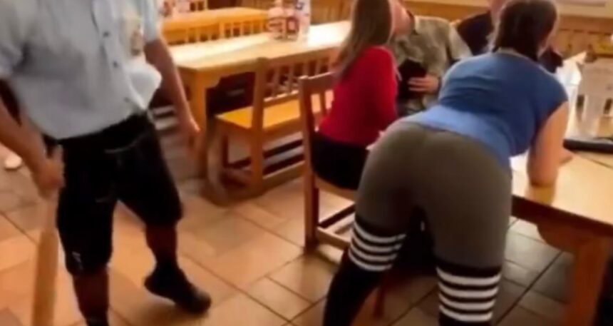 Garsonlar yemeğini bitirmeyen müşteriyi sopayla dövüyor