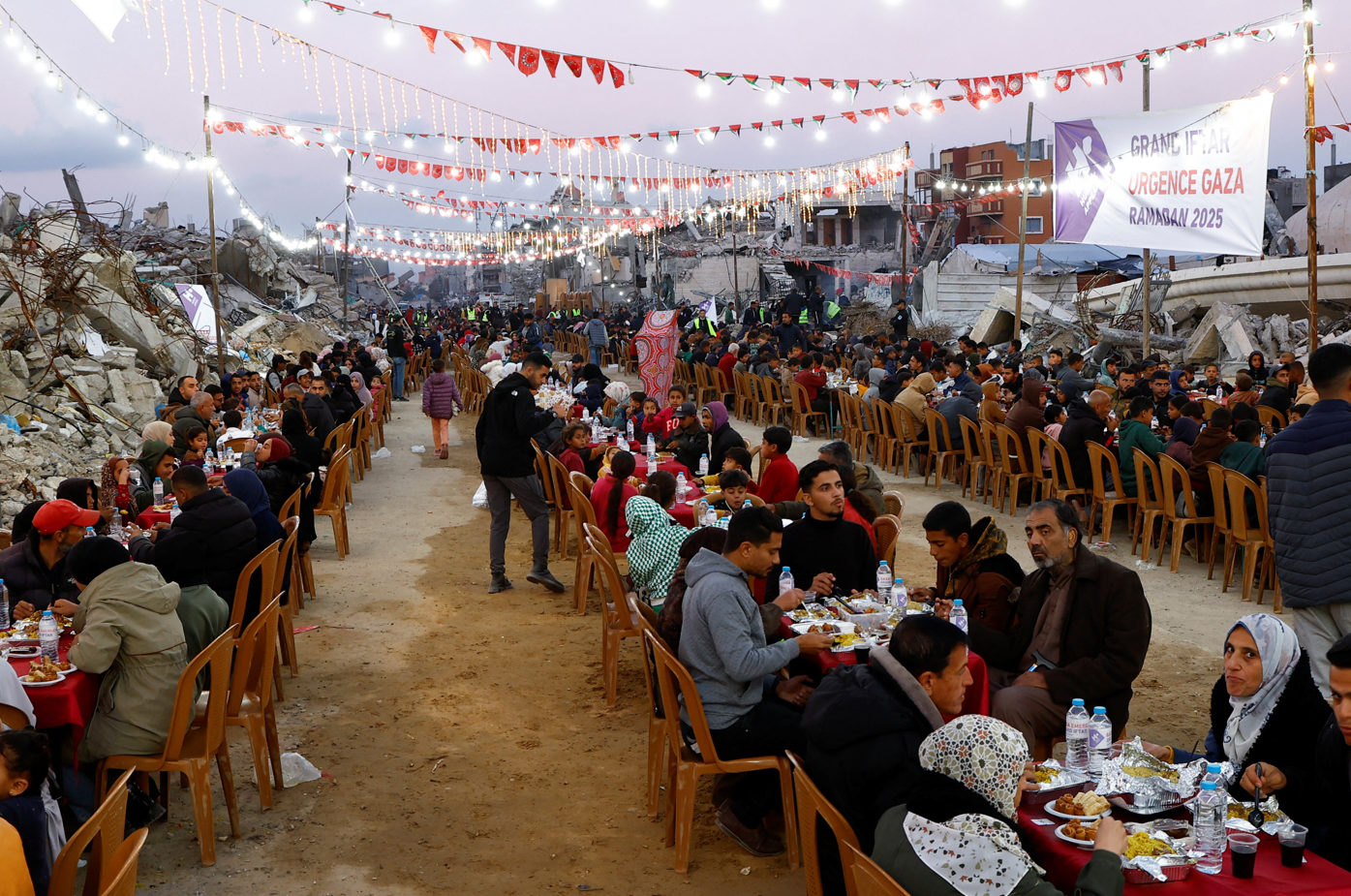 Gazze'de harabelerin arasında iftar masası kuruldu