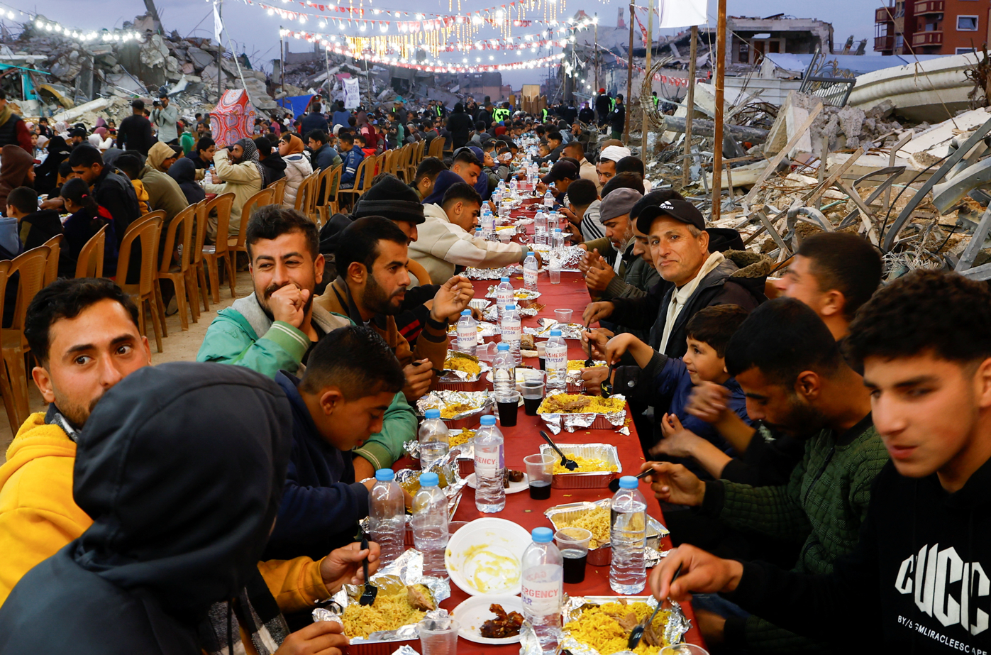 Gazze'de harabelerin arasında iftar masası kuruldu