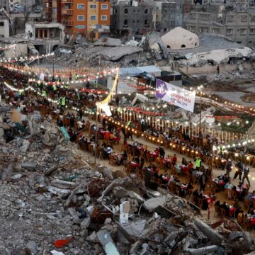 Gazze’de harabelerin arasında iftar masası kuruldu
