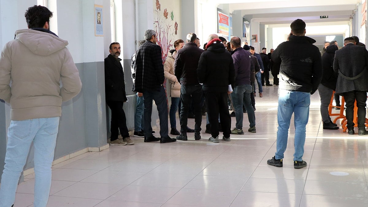 Görüntüler Türkiye'den... 25 bin kişi sandık başına gitti