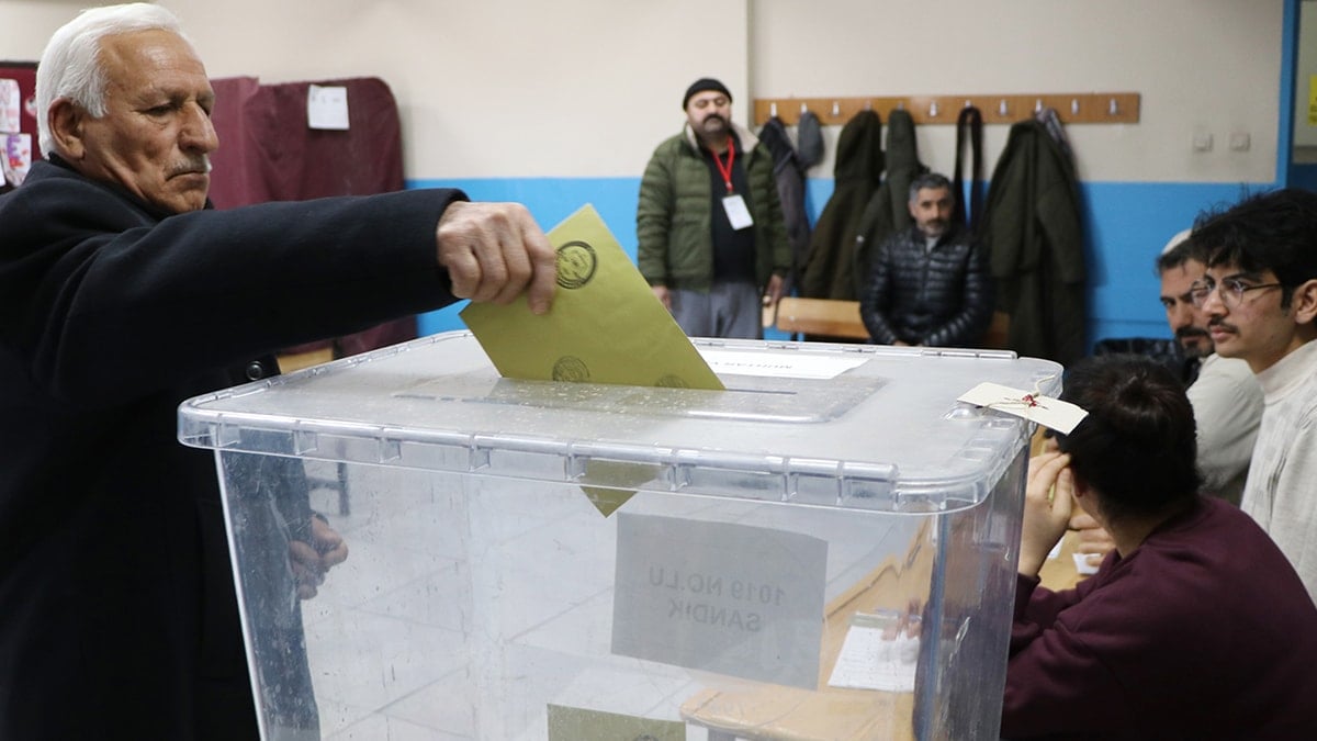 Görüntüler Türkiye'den... 25 bin kişi sandık başına gitti