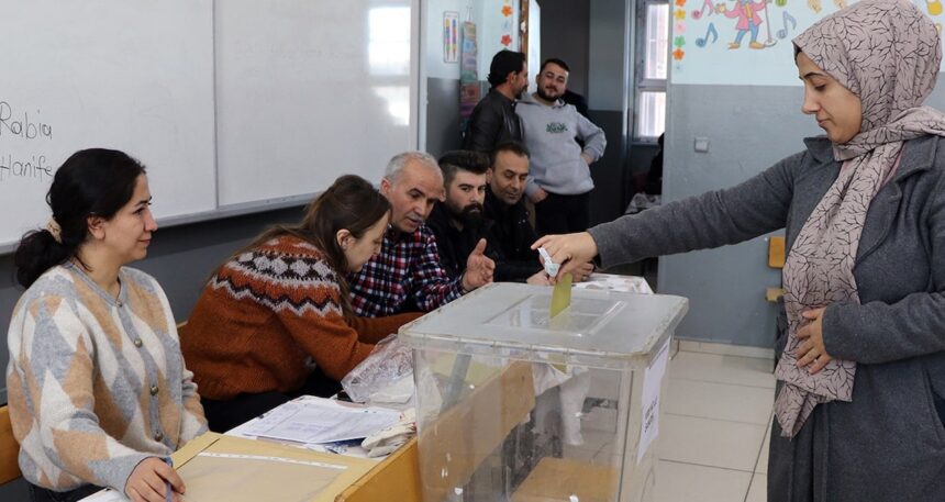 Görüntüler Türkiye’den… 25 bin kişi sandık başına gitti