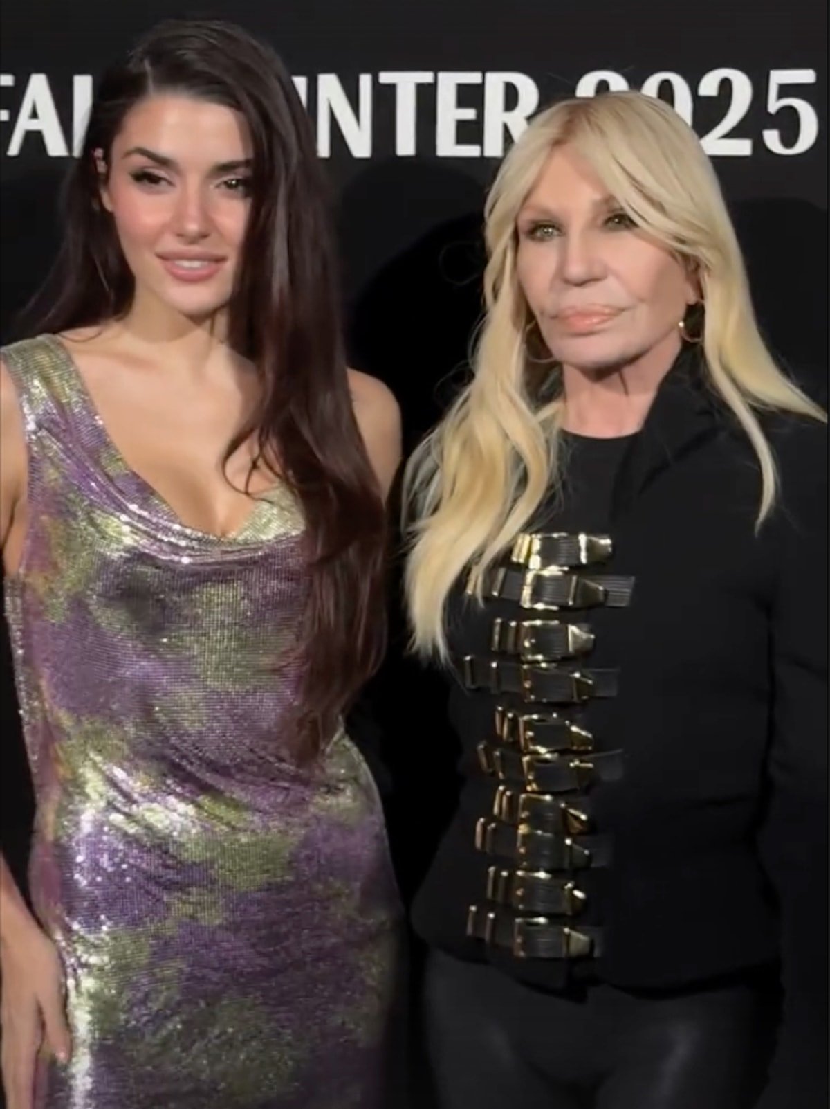 Hande Erçel, dünyaca ünlü modacı Donatella Versace ile aynı karede