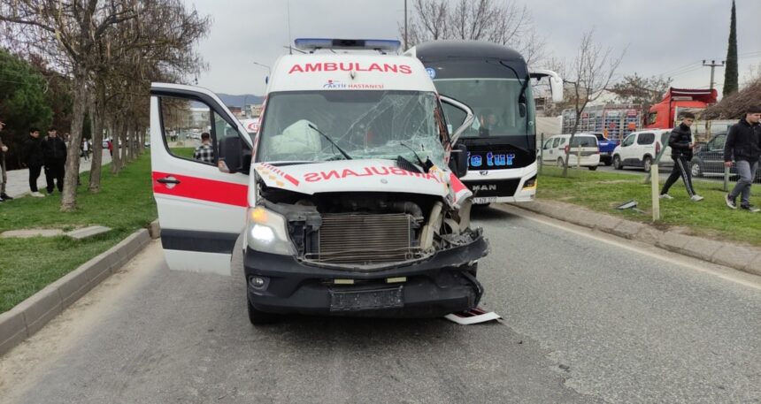 Hasta taşıyan ambulans kaza yaptı: 2 yaralı