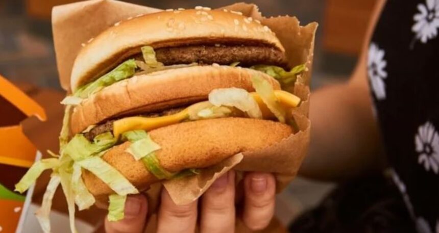 Herkesin seve seve yediği burger malzemesi ‘yemeyin’ uyarısıyla toplatılıyor