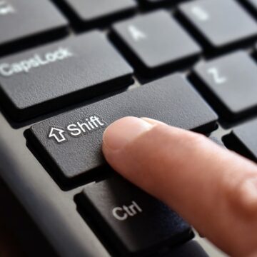 İnsanlar bilgisayarların neden ‘Shift’ tuşlarına sahip olduğunu yeni keşfediyor!