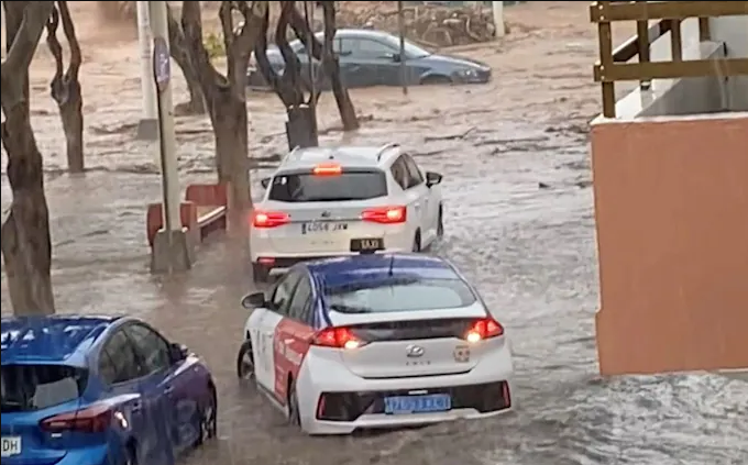 İspanya'da bir sel felaketi daha: Sokaklar nehir oldu, arabalar denize aktı
