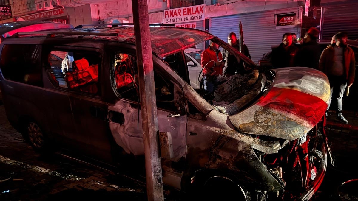 İstanbul'da gece yarısı büyük panik! Otomobiller alev alev yandı