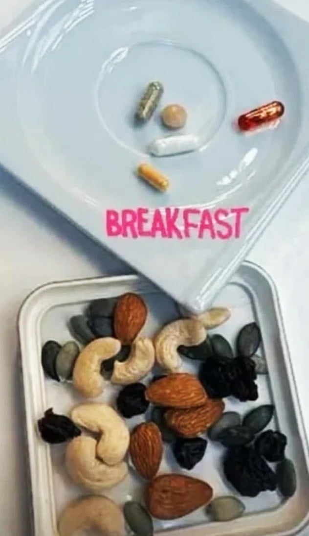 Kahvaltı tabağı çok konuşulan Çağla Şıkel bu kez akşam yemeğiyle gündemde