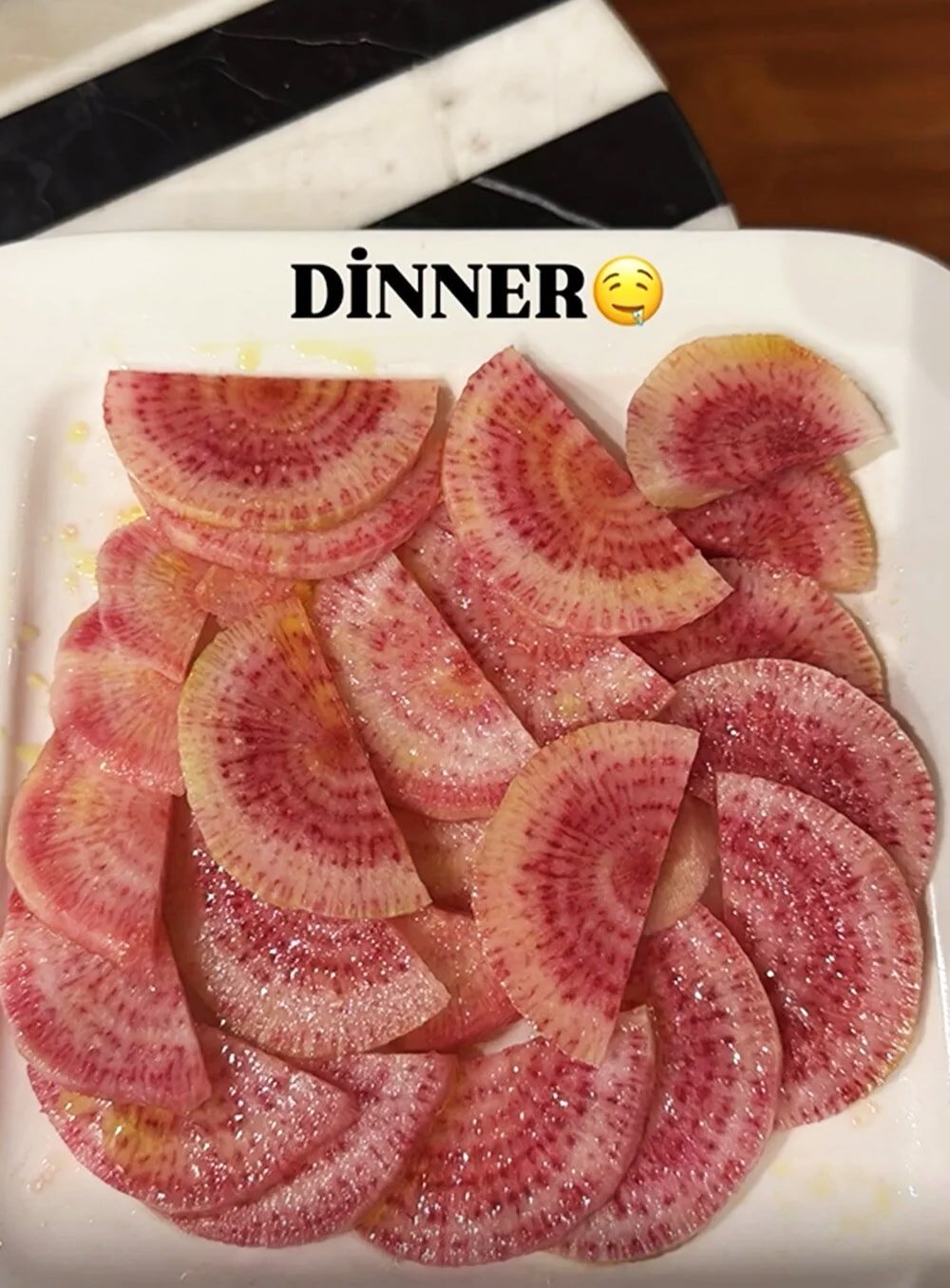 Kahvaltı tabağı çok konuşulan Çağla Şıkel bu kez akşam yemeğiyle gündemde