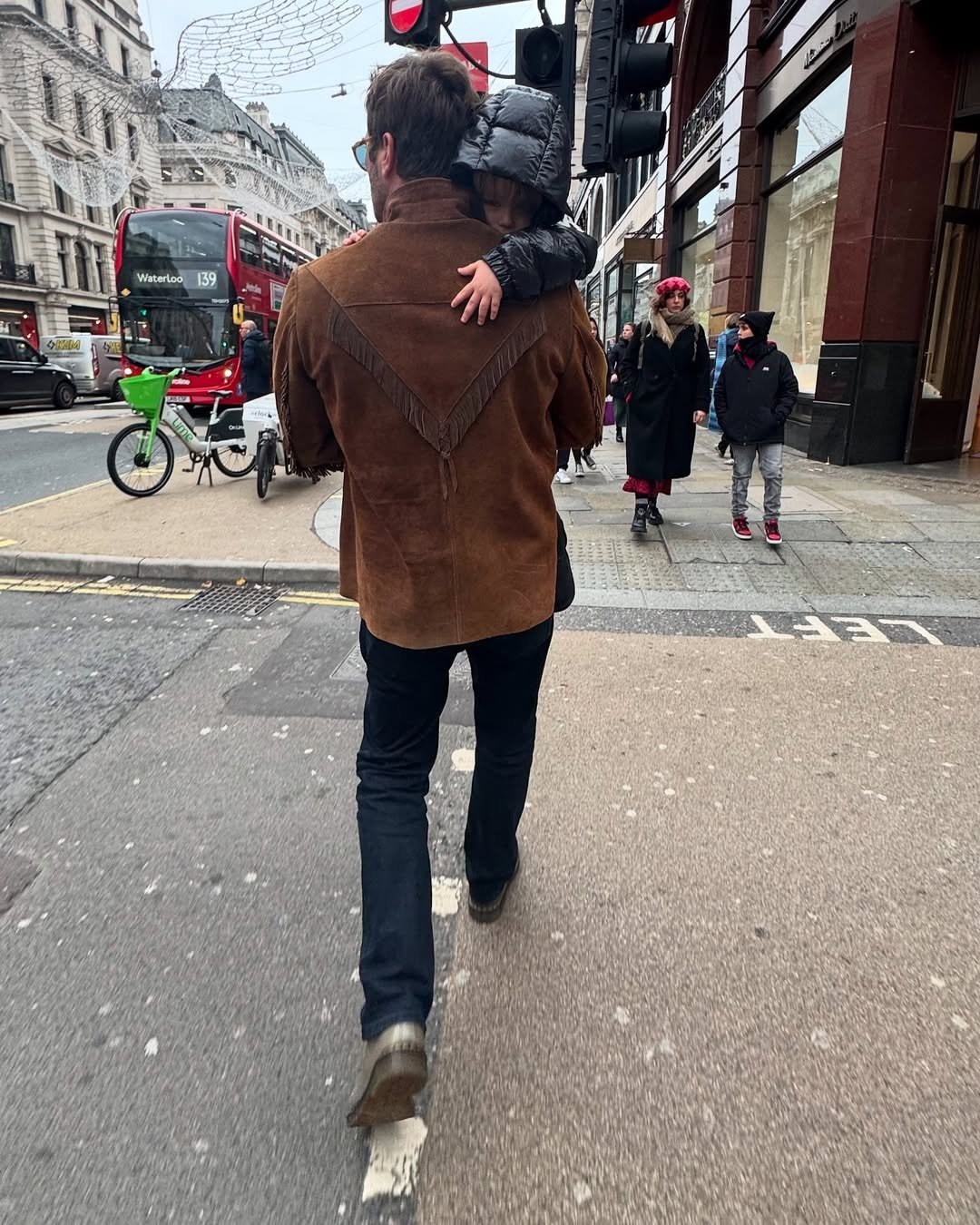 Kıvanç Tatlıtuğ'un eşi Başak Dizer'in Londra paylaşımına beğeni yağdı
