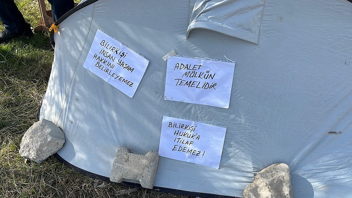 Mahkemenin verdiği kira kararını beğenmedi, adliyenin karşısına çadır kurdu