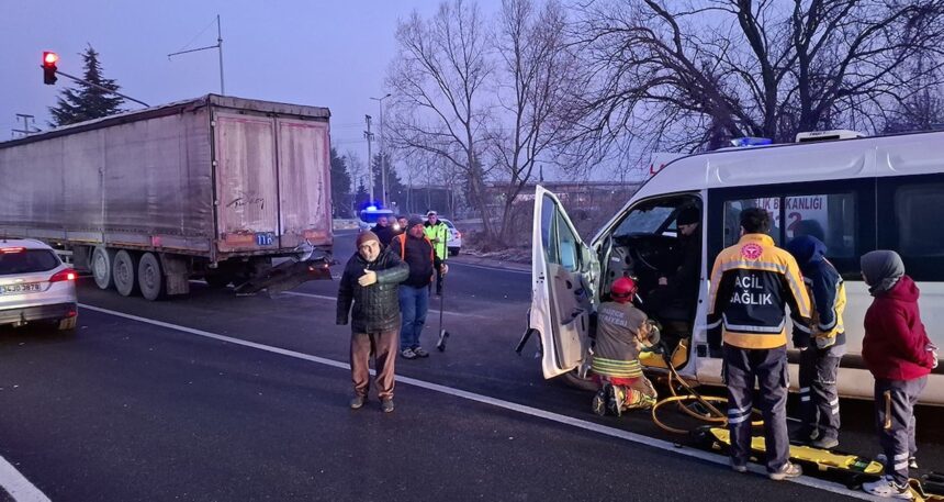 Minibüs, kırmızı ışıkta bekleyen TIR’a çarptı