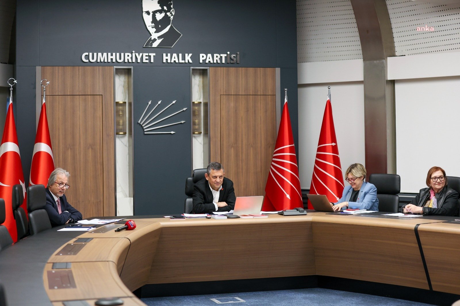Özgür Özel, Sosyalist Enternasyonal Prezidyum Toplantısına katıldı