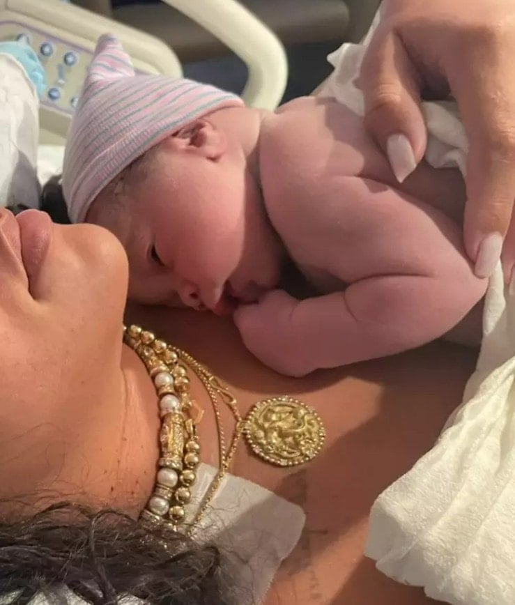 Rihanna'dan kadınar günü paylaşımı: İnciler ve güneş gözlüğüyle doğurdum