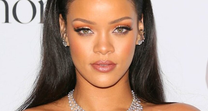 Rihanna’dan kadınar günü paylaşımı: İnciler ve güneş gözlüğüyle doğurdum