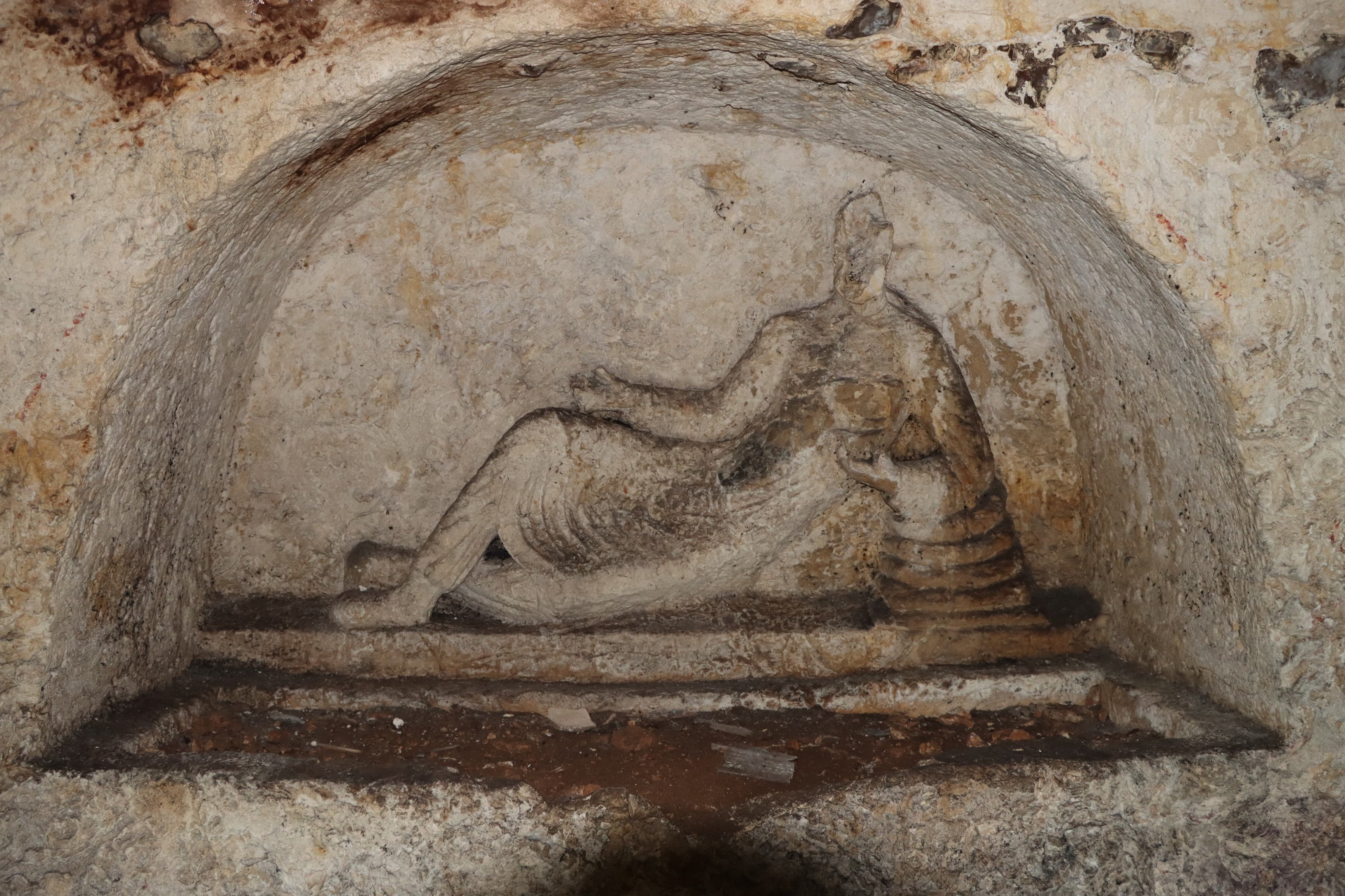 Şanlıurfa'da bir evin avlusunda kaya mezarı bulundu