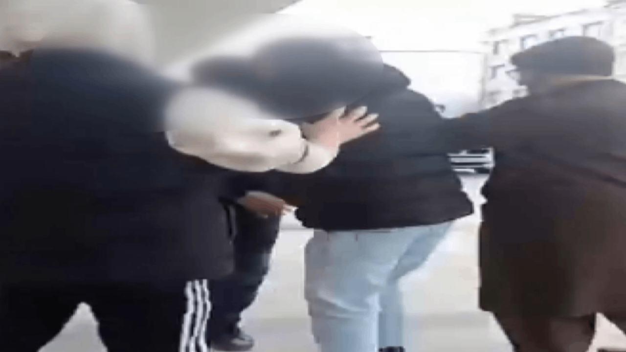 Sokak ortasında dövüp videoya çektiler