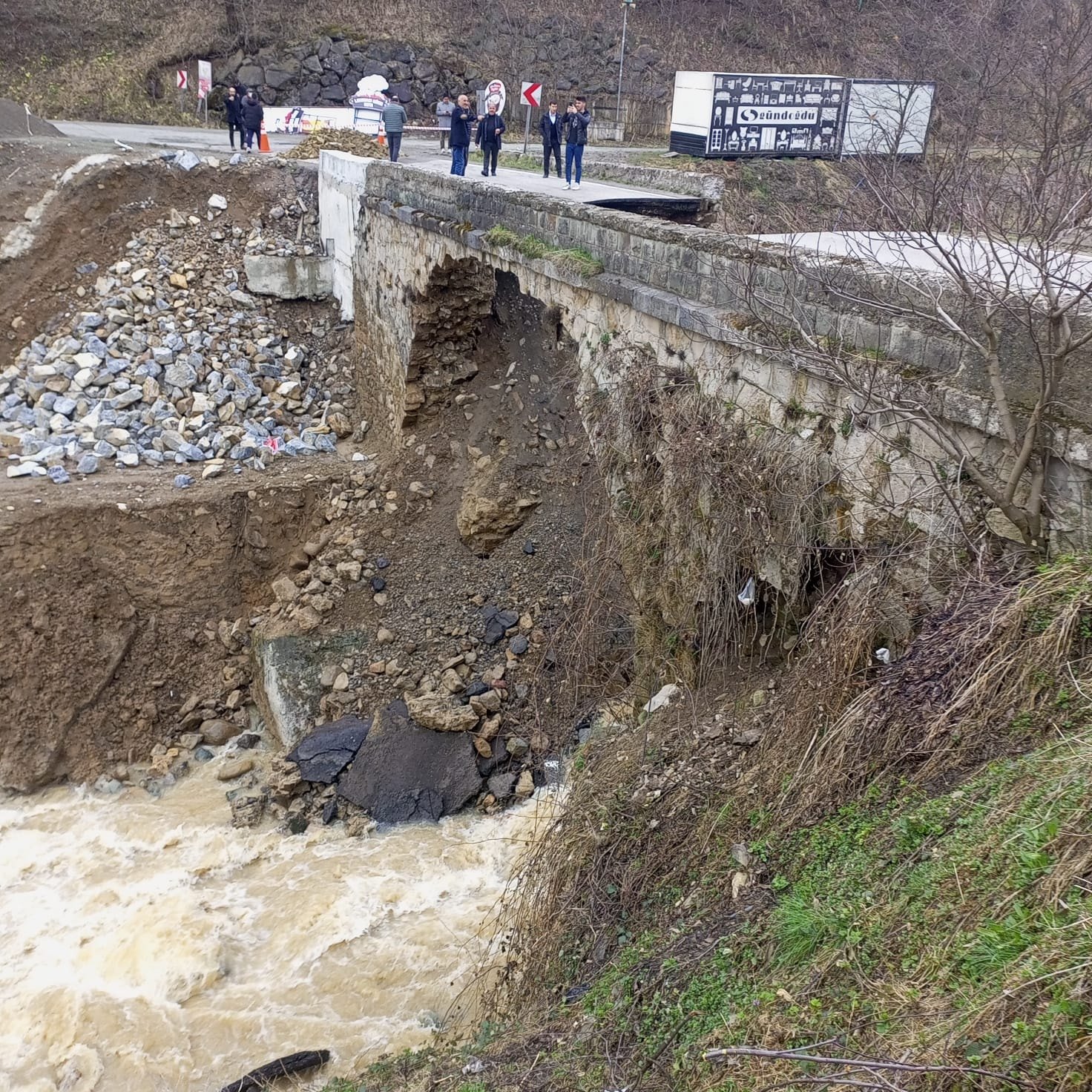 Trabzon'da heyelanla köprü çöktü