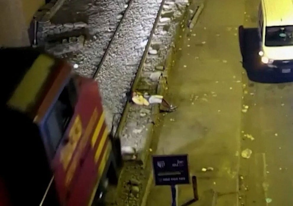Tren raylarında uyuyakaldı: Görenler gözlerine inanamadı