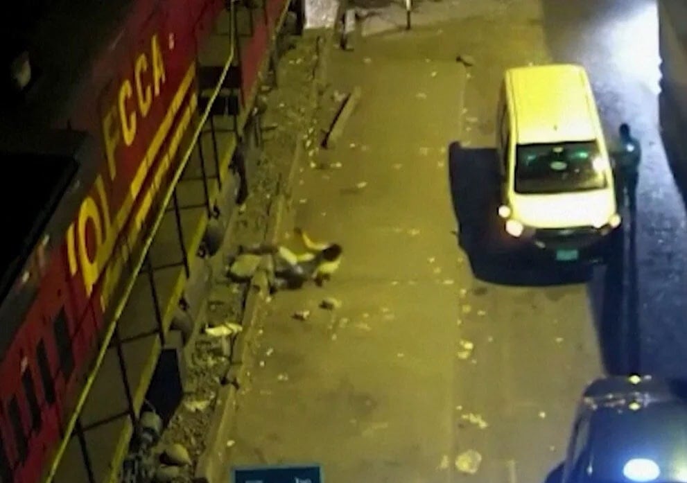 Tren raylarında uyuyakaldı: Görenler gözlerine inanamadı