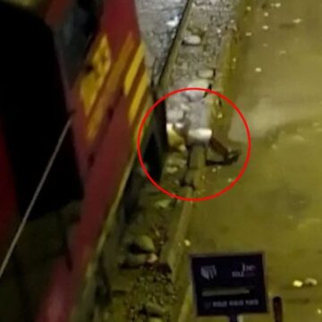 Tren raylarında uyuyakaldı: Görenler gözlerine inanamadı