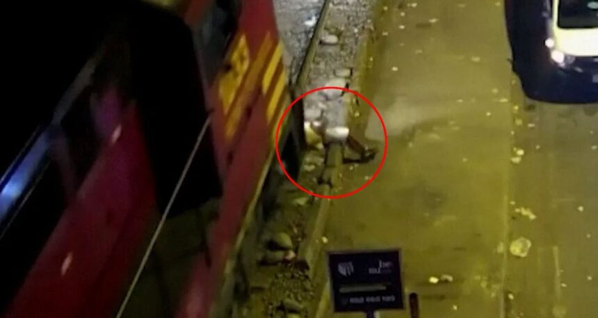 Tren raylarında uyuyakaldı: Görenler gözlerine inanamadı