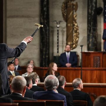 Trump’a ilk Kongre konuşmasında büyük şok! Hemen salondan çıkarıldı