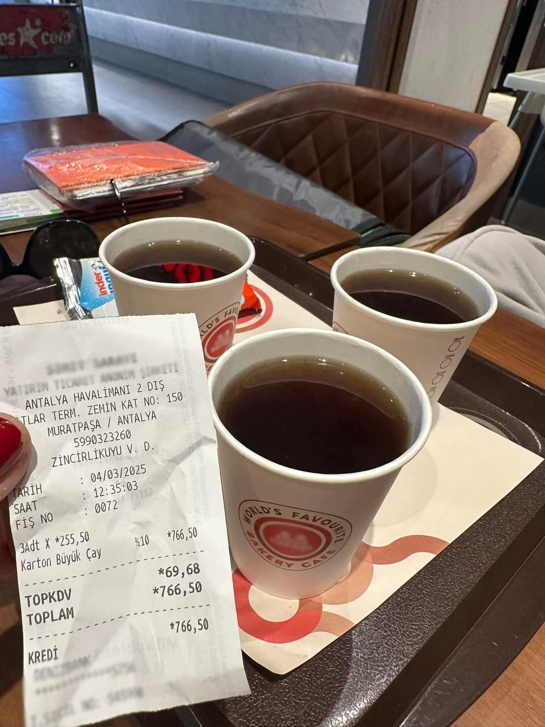 Üç çay için gelen hesabı gören bir daha bakıyor