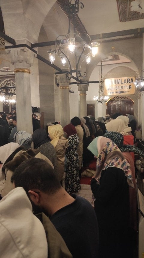 Üsküdar'da camide çekilen bu görüntüye inceleme başlatıldı