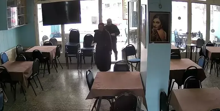 100 lirayla birlikte 'hakkını helal et' notunu bıraktılar...
