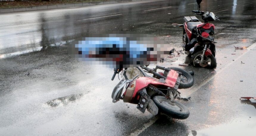 2 elektrikli bisiklet otomobille çarpıştı; 1 kişi hayatını kaybetti