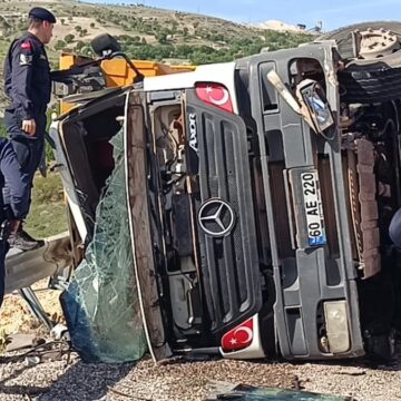 Adıyaman’da hafriyat kamyonu devrildi: 1 ölü