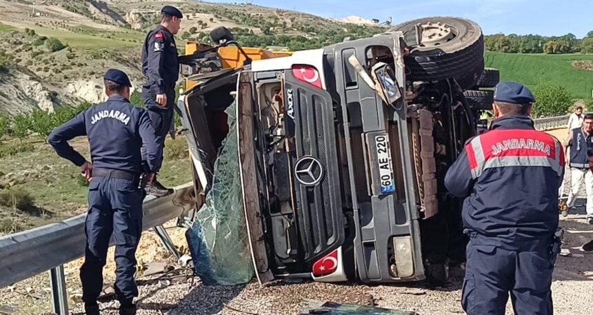 Adıyaman’da hafriyat kamyonu devrildi: 1 ölü