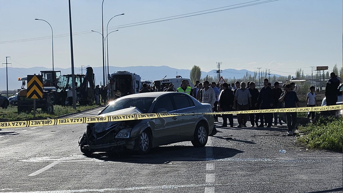 Afyonkarahisar'da işçi servisi ile otomobil çarpıştı: 12 yaralı