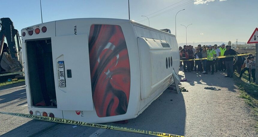 Afyonkarahisar’da işçi servisi ile otomobil çarpıştı: 12 yaralı