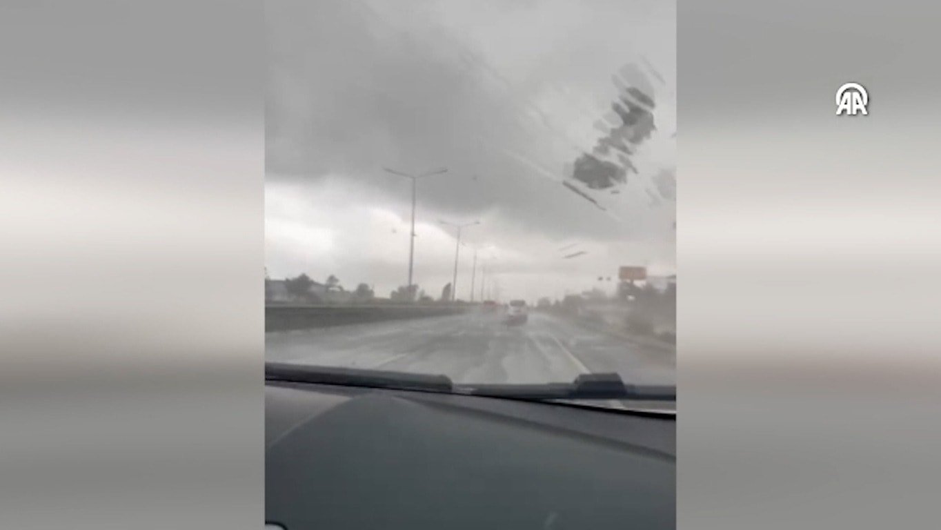 Antalya'da akıllara zarar anlar kayda alındı! Minibüs havaya kalktı parçalara ayrıldı