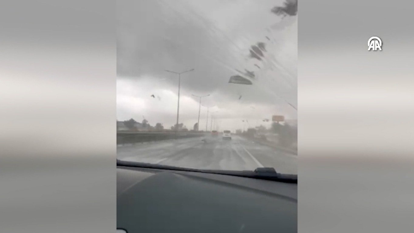 Antalya'da akıllara zarar anlar kayda alındı! Minibüs havaya kalktı parçalara ayrıldı