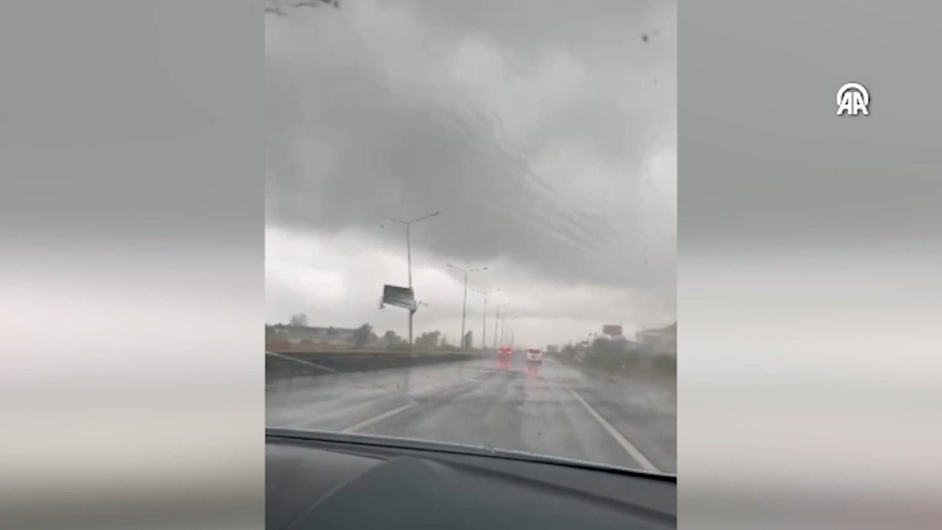 Antalya'da akıllara zarar anlar kayda alındı! Minibüs havaya kalktı parçalara ayrıldı