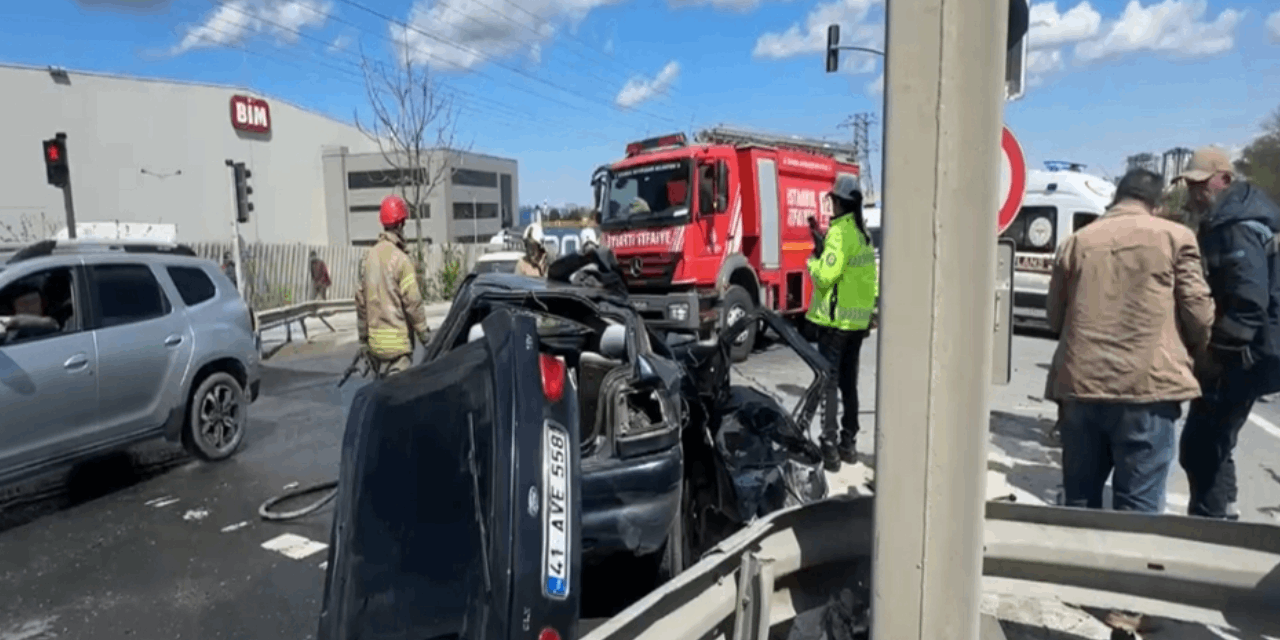 Arnavutköy'de hafriyat kamyonu otomobile çarptı: 2 yaralı