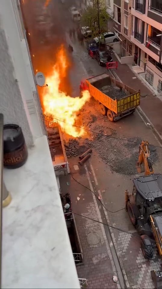 Avcılar'da doğal gaz patladı: 4 katlı binada yangın çıktı