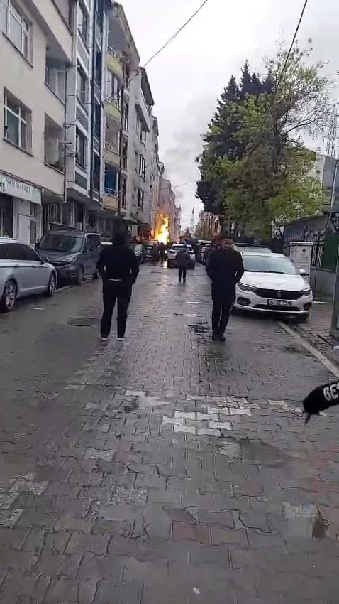 Avcılar'da doğal gaz patladı: 4 katlı binada yangın çıktı