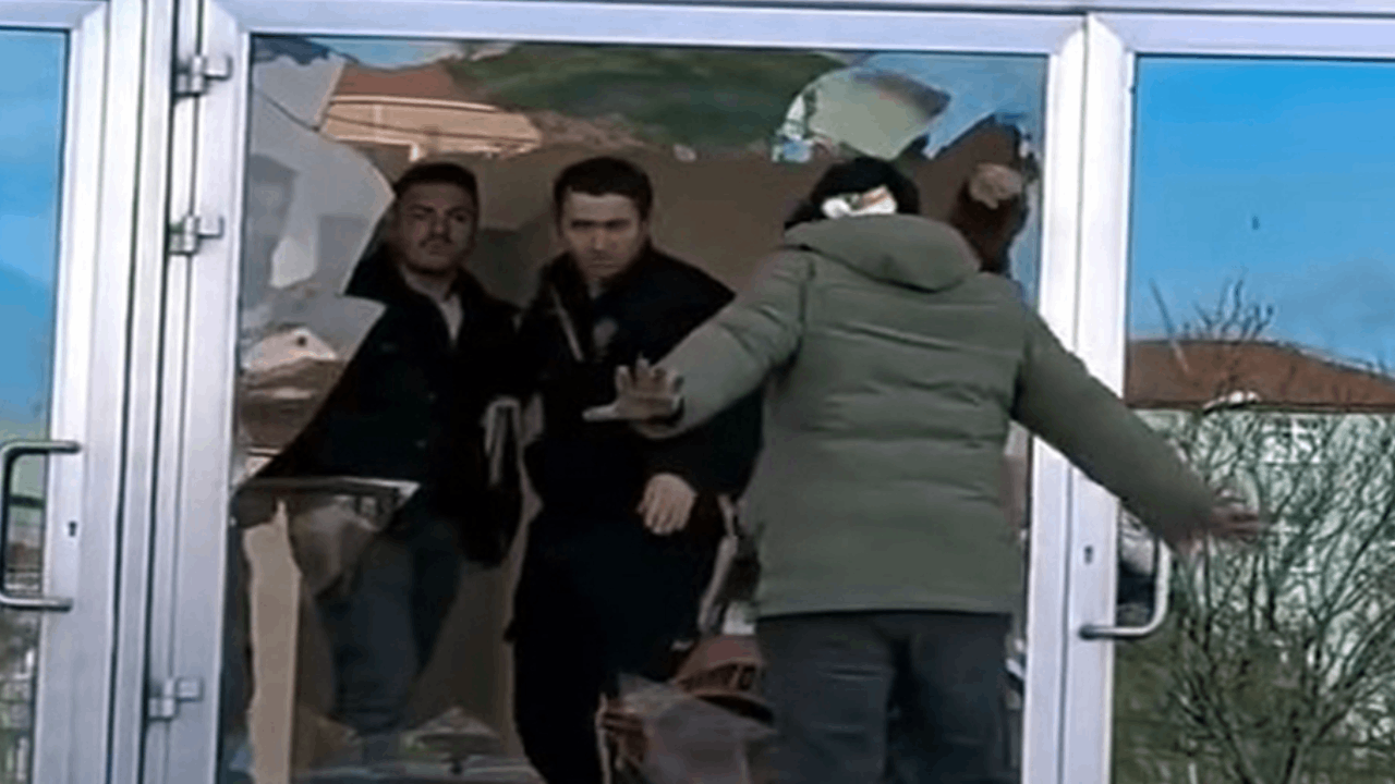 Avcılar'da maç sonrası kavga: Stadyumun cam kapısını kırdılar
