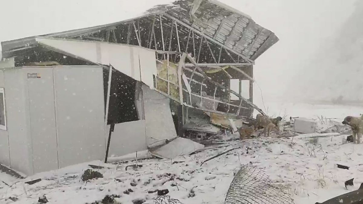 Bayburt'ta karda kayan TIR şantiye ofisine çarptı
