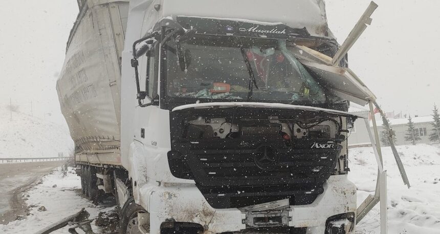 Bayburt’ta karda kayan TIR şantiye ofisine çarptı